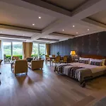 מלון Klein Zwitserland 4*